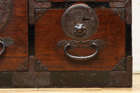 幅554ミリ!! 大振り金具で時代の風格漂う小間物箪笥 BB3389