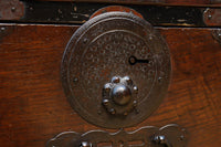 幅554ミリ!! 大振り金具で時代の風格漂う小間物箪笥 BB3389