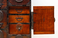 幅554ミリ!! 大振り金具で時代の風格漂う小間物箪笥 BB3389