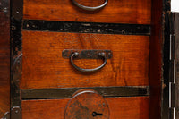 幅554ミリ!! 大振り金具で時代の風格漂う小間物箪笥 BB3389