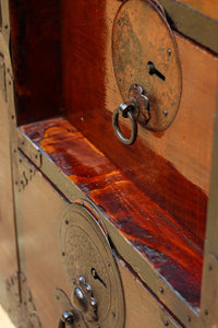 幅554ミリ!! 大振り金具で時代の風格漂う小間物箪笥 BB3389