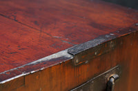 幅554ミリ!! 大振り金具で時代の風格漂う小間物箪笥 BB3389