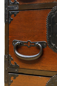 唐獅子の装飾金具が圧巻の華やかで凛々しい仙台箪笥 BB3391