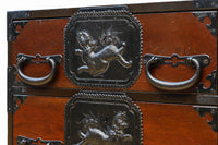 唐獅子の装飾金具が圧巻の華やかで凛々しい仙台箪笥 BB3391