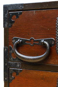 唐獅子の装飾金具が圧巻の華やかで凛々しい仙台箪笥 BB3391