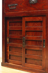 横桟造りの引き戸が印象深い庄内帳場箪笥 BB3398