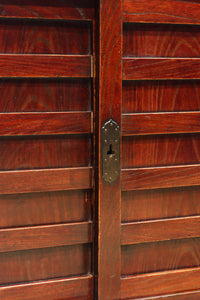 横桟造りの引き戸が印象深い庄内帳場箪笥 BB3398