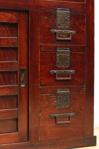 横桟造りの引き戸が印象深い庄内帳場箪笥 BB3398