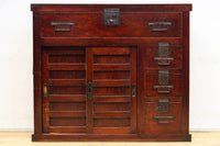 横桟造りの引き戸が印象深い庄内帳場箪笥 BB3398