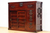 横桟造りの引き戸が印象深い庄内帳場箪笥 BB3398