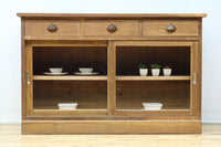 幅1215ミリ 引き出しが上部にある木地色の柔らかな色彩のレトロガラスケース BB3432