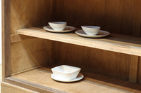 幅1215ミリ 引き出しが上部にある木地色の柔らかな色彩のレトロガラスケース BB3432