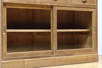 幅1215ミリ 引き出しが上部にある木地色の柔らかな色彩のレトロガラスケース BB3432