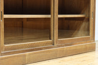 幅1215ミリ 引き出しが上部にある木地色の柔らかな色彩のレトロガラスケース BB3432