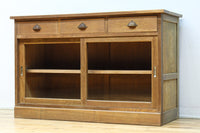 幅1215ミリ 引き出しが上部にある木地色の柔らかな色彩のレトロガラスケース BB3432