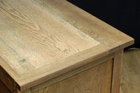 幅1215ミリ 引き出しが上部にある木地色の柔らかな色彩のレトロガラスケース BB3432