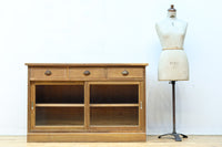 幅1215ミリ 引き出しが上部にある木地色の柔らかな色彩のレトロガラスケース BB3432