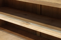 幅1215ミリ 引き出しが上部にある木地色の柔らかな色彩のレトロガラスケース BB3432