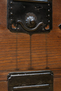 穏やかなケヤキ杢目が浮かぶ時代のローチェスト BB3440