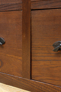 穏やかなケヤキ杢目が浮かぶ時代のローチェスト BB3440