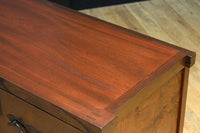 穏やかなケヤキ杢目が浮かぶ時代のローチェスト BB3440