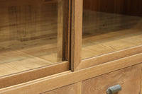 稀少‼︎ 温かみのある木地色に引き出しを上下に備えたレトロオークガラスケース BB3450