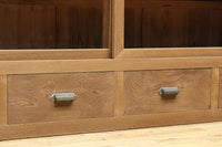 稀少‼︎ 温かみのある木地色に引き出しを上下に備えたレトロオークガラスケース BB3450