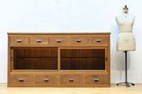 稀少‼︎ 温かみのある木地色に引き出しを上下に備えたレトロオークガラスケース BB3450