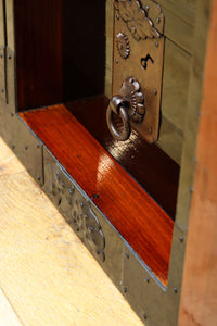 極上‼︎ 縁起の良い絵柄の装飾金具で華やかに飾られた庄内六丁曳き衣裳箪笥 BB3454