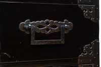 極上‼︎ 縁起の良い絵柄の装飾金具で華やかに飾られた庄内六丁曳き衣裳箪笥 BB3454