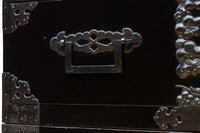 極上‼︎ 縁起の良い絵柄の装飾金具で華やかに飾られた庄内六丁曳き衣裳箪笥 BB3454