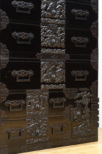 極上‼︎ 縁起の良い絵柄の装飾金具で華やかに飾られた庄内六丁曳き衣裳箪笥 BB3454