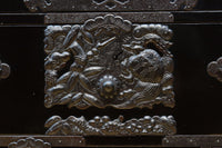 極上‼︎ 縁起の良い絵柄の装飾金具で華やかに飾られた庄内六丁曳き衣裳箪笥 BB3454