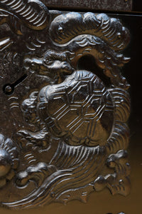 極上‼︎ 縁起の良い絵柄の装飾金具で華やかに飾られた庄内六丁曳き衣裳箪笥 BB3454