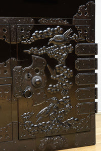 極上‼︎ 縁起の良い絵柄の装飾金具で華やかに飾られた庄内六丁曳き衣裳箪笥 BB3454