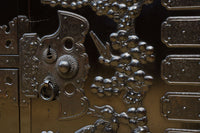 極上‼︎ 縁起の良い絵柄の装飾金具で華やかに飾られた庄内六丁曳き衣裳箪笥 BB3454