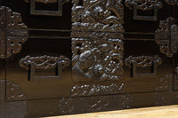 極上‼︎ 縁起の良い絵柄の装飾金具で華やかに飾られた庄内六丁曳き衣裳箪笥 BB3454