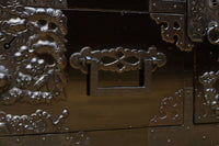 極上‼︎ 縁起の良い絵柄の装飾金具で華やかに飾られた庄内六丁曳き衣裳箪笥 BB3454