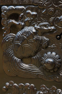 極上‼︎ 縁起の良い絵柄の装飾金具で華やかに飾られた庄内六丁曳き衣裳箪笥 BB3454