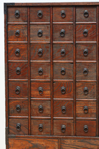 味わい深い古色に歴史を感じさせる前面けやき薬箪笥 BB3656