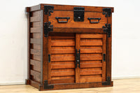 分厚い横桟づくりで貫禄溢れる越後帳場箪笥 BB3668