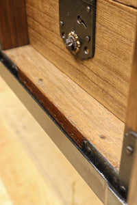 堅牢な金具で風情溢れるアイアンフレーム付き総桐枕箪笥 BB3727