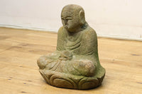 苔むした色合いで風格漂う地蔵様 DC3824