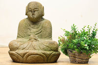 苔むした色合いで風格漂う地蔵様 DC3824