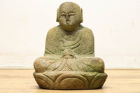 苔むした色合いで風格漂う地蔵様 DC3824