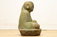 苔むした色合いで風格漂う地蔵様 DC3824