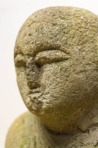 苔むした色合いで風格漂う地蔵様 DC3824