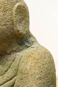 苔むした色合いで風格漂う地蔵様 DC3824