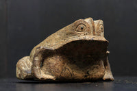 佇まいも可愛らしい木製のカエルの置物 DC4053