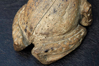 佇まいも可愛らしい木製のカエルの置物 DC4053